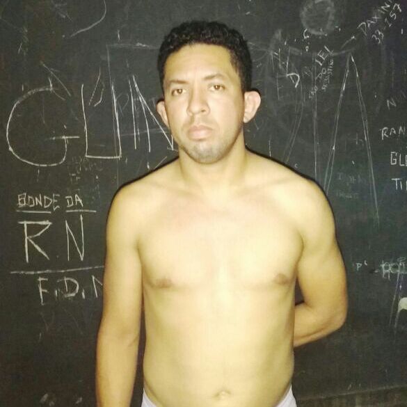 Armado, homem é flagrado rondando de motocicleta no Centro de Manaus