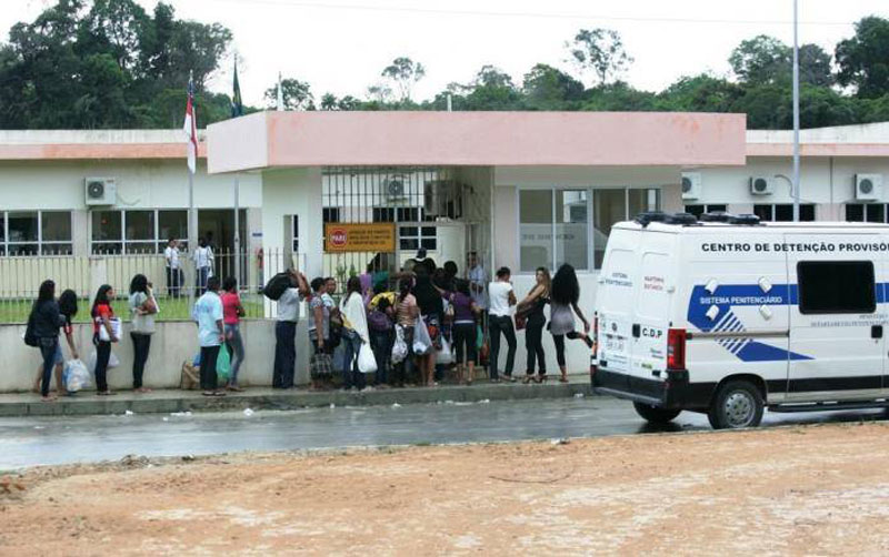 'Com pena do filho', mãe é pega levando droga para detento durante visita