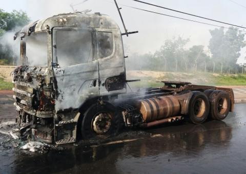 Vídeo mostra caminhão sendo destruído por incêndio em Manaus