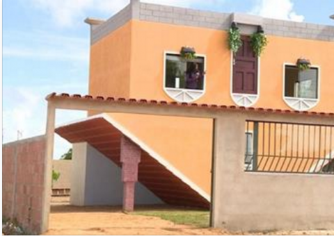 Após se aposentar, pedreiro constrói casa de cabeça para baixo e surpreende vizinhos