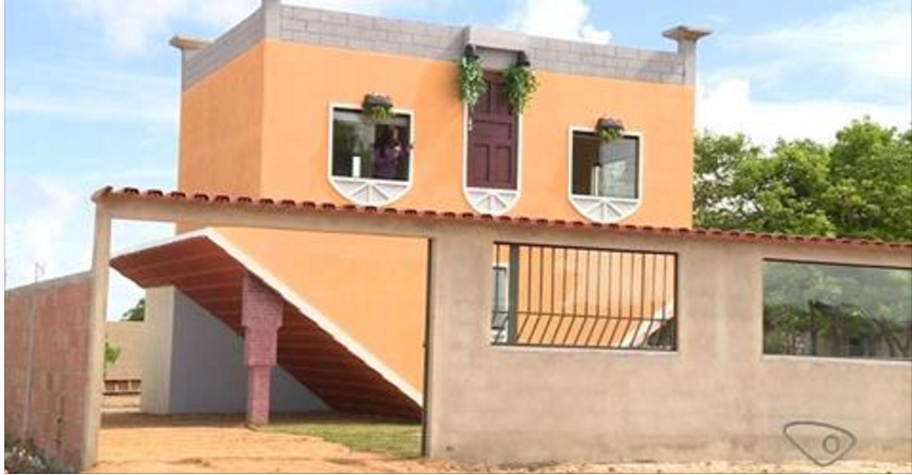 Após se aposentar, pedreiro constrói casa de cabeça para baixo e surpreende vizinhos