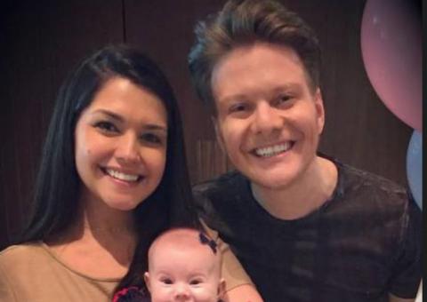 Michel Teló comemora aniversário e é surpreendido com boneca da filha de enfeite no bolo