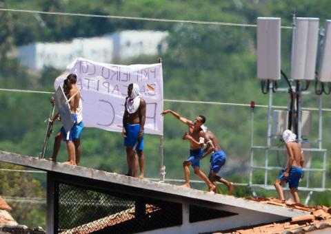 Peritos encontram duas cabeças e partes de corpos em presídio
