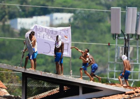 Peritos encontram duas cabeças e partes de corpos em presídio