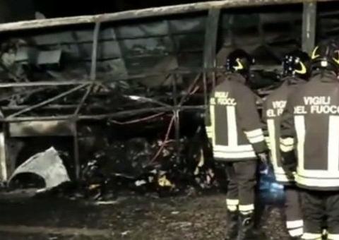 Incêndio em ônibus mata 16 adolescentes e deixa 13 em estado grave
