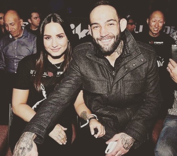  Com beijo na boca, Demi Lovato confirma namoro com lutador brasileiro 