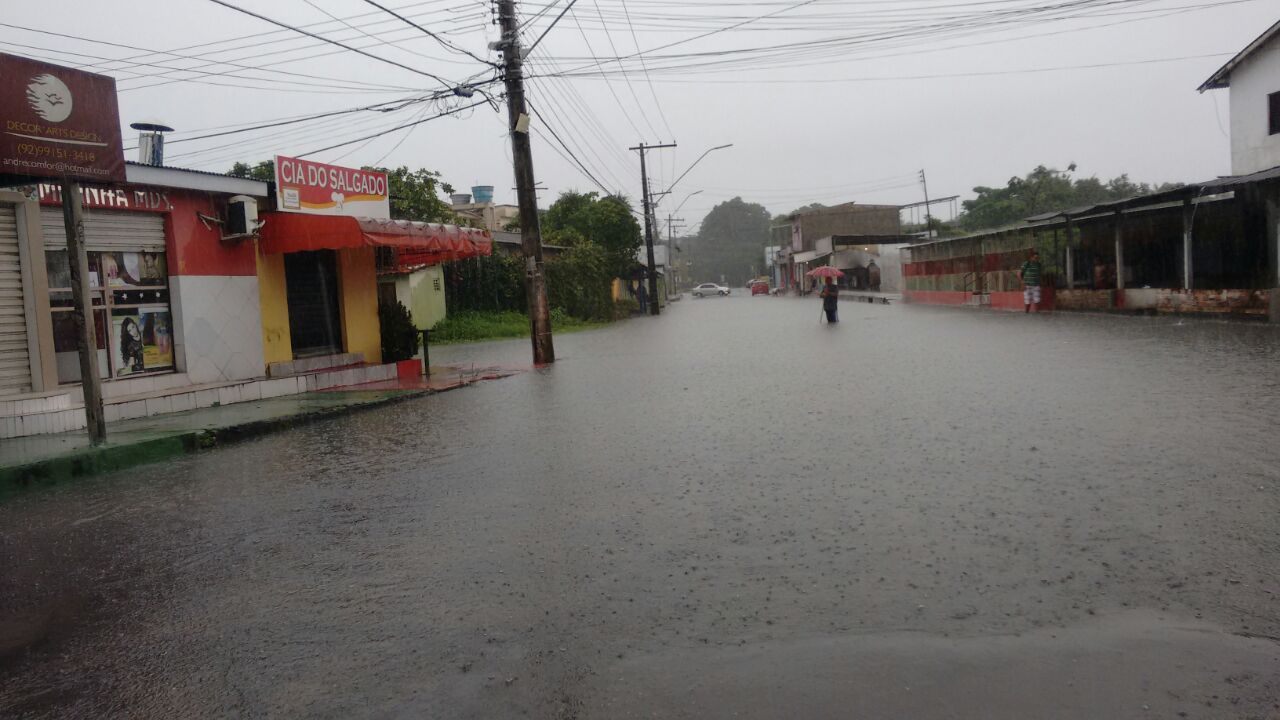 Muro de escola desaba e ruas ficam alagadas durante chuva forte em Manaus