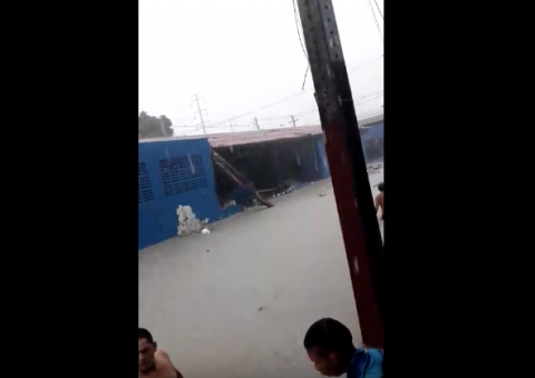 Muro de escola desaba e ruas ficam alagadas durante chuva forte em Manaus