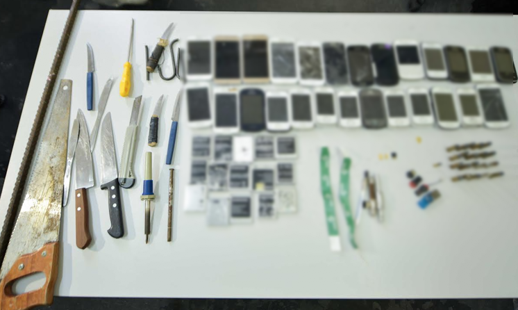 Serrote, facas e celulares são encontrados em nova revista no Compaj