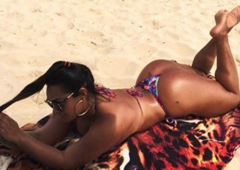 Mulher Melancia mostra bumbum gigante em dia de praia