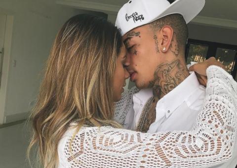 Em foto com mão na bunda, MC Guimê desmente fim de noivado com Lexa