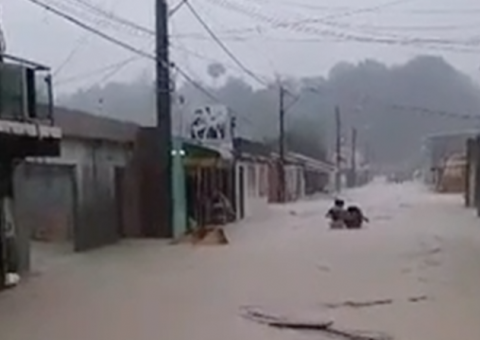 Vídeos: Moradores mostram casas e ruas alagadas durante temporal em Manaus