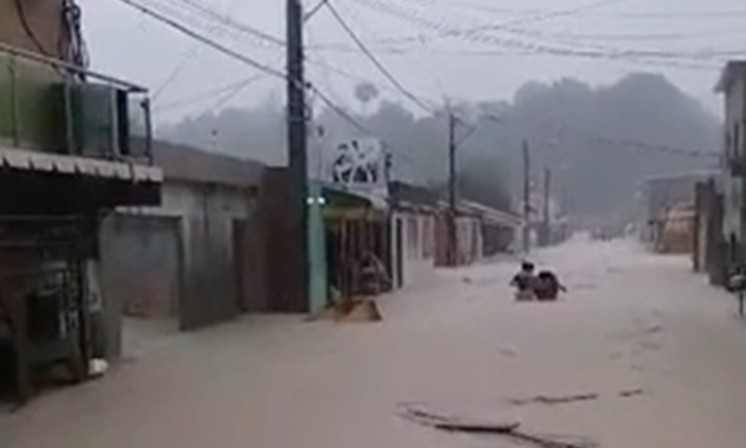 Vídeos: Moradores mostram casas e ruas alagadas durante temporal em Manaus