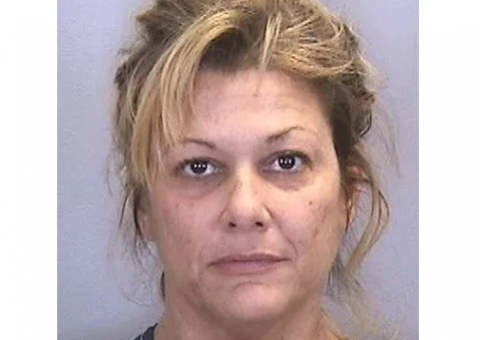 Durante festa, mulher seduz adolescentes e faz sexo com eles na frente da filha