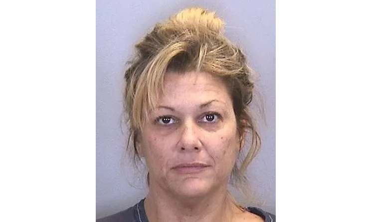 Durante festa, mulher seduz adolescentes e faz sexo com eles na frente da filha