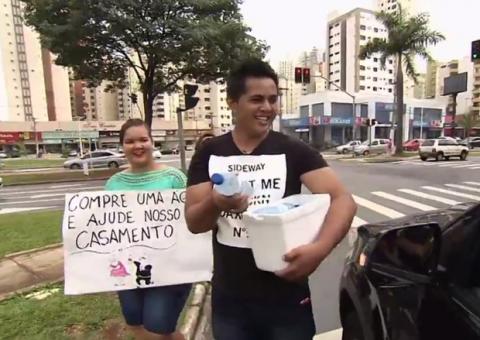 Casal vende água em semáforo para conseguir dinheiro para casamento