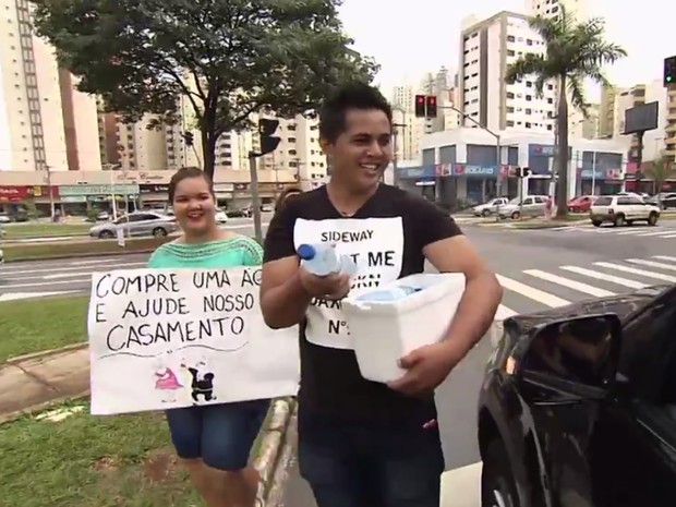 Casal vende água em semáforo para conseguir dinheiro para casamento