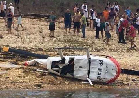 Helicóptero sobrevoa em baixa altitude em seguida cai no rio 