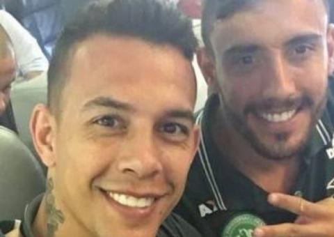 Alan Ruschel se diverte com o filho de Danilo, ex-goleiro da Chapecoense
