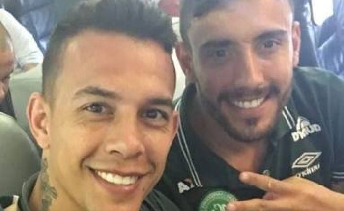 Alan Ruschel se diverte com o filho de Danilo, ex-goleiro da Chapecoense