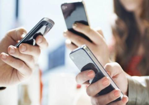 Uso de smartphones está criando epidemia de 'pescoço tecnológico'