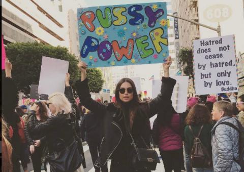 Thaila Ayala participa de protestos contra Trump e seguidores criticam