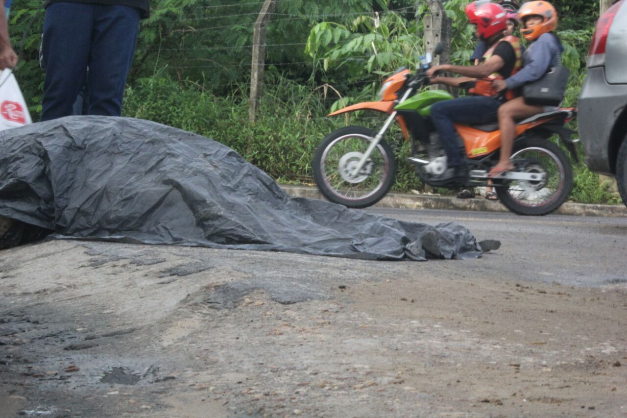 Corpo esquartejado é achado dentro de sacos plásticos em boca de bueiro de Manaus 