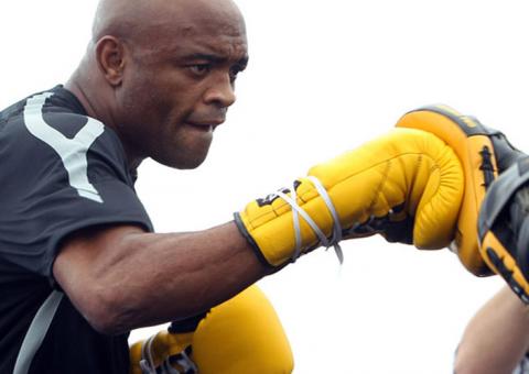 Anderson Silva se prepara para retornar ao UFC e posta vídeo de treinamento 
