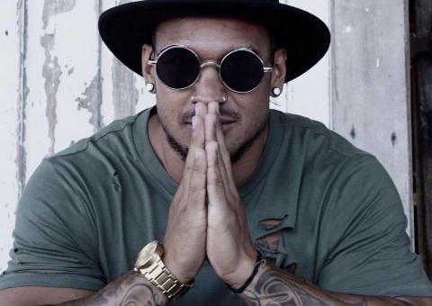 Ator é morto com um tiro no peito durante gravação de videoclipe 