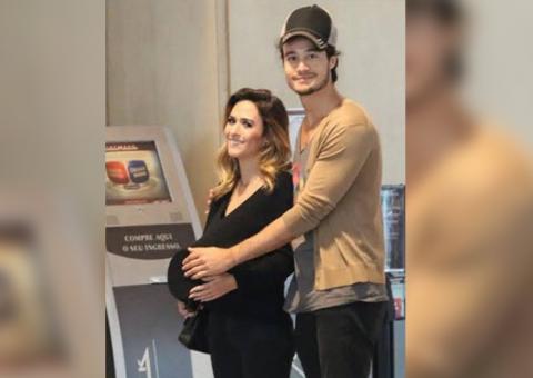 Tatá Werneck imita “grávida de Taubaté” ao ser flagrada com Tiago Iorc