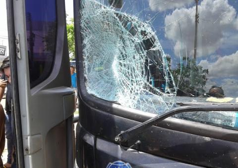 Ônibus de banda de forró atropela e mata pedestre