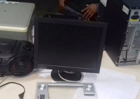 Polícia flagra bandidos roubando objetos de escola municipal em Manaus