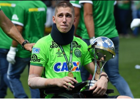 Após receber taça em amistoso, Follmann deve ter alta médica nesta terça-feira 