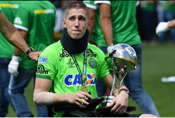 Após receber taça em amistoso, Follmann deve ter alta médica nesta terça-feira 