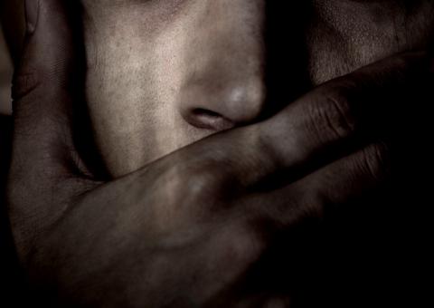 Jovem é presa após estuprar homem e ameaçá-lo com uma faca   