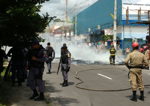 Moradores fazem protesto após temporal causar prejuízos na zona Leste de Manaus