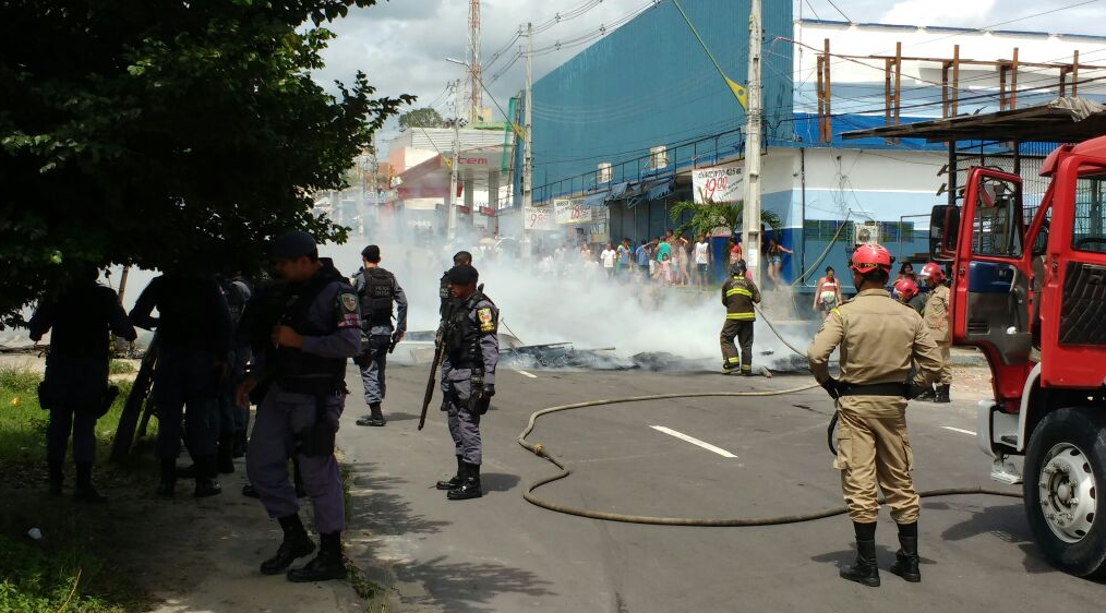 Moradores fazem protesto após temporal causar prejuízos na zona Leste de Manaus