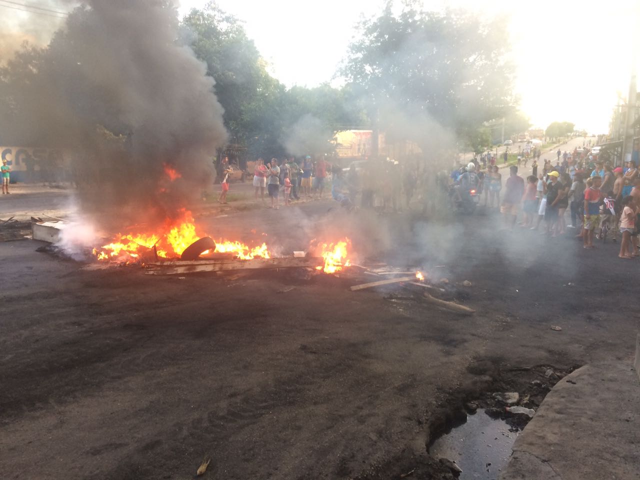 Populares fecham ruas em protestos após alagamentos na zona Leste de Manaus