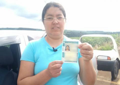 Após tentar 26 vezes, mulher consegue tirar a CNH e mostra como fazer baliza