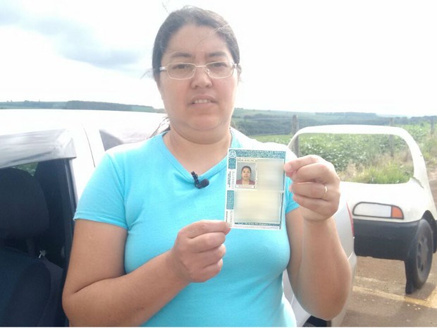 Após tentar 26 vezes, mulher consegue tirar a CNH e mostra como fazer baliza