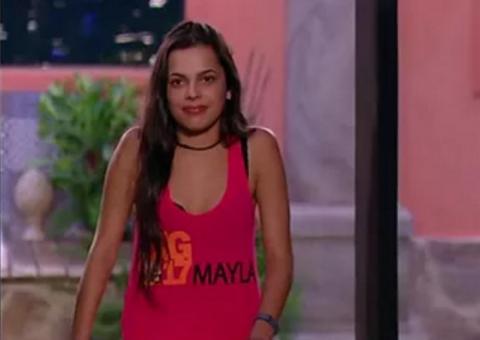 Mayla se descuida e mostra demais ao trocar roupa antes de dormir