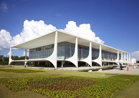 Planalto é alvo de pressão de partidos e tribunais