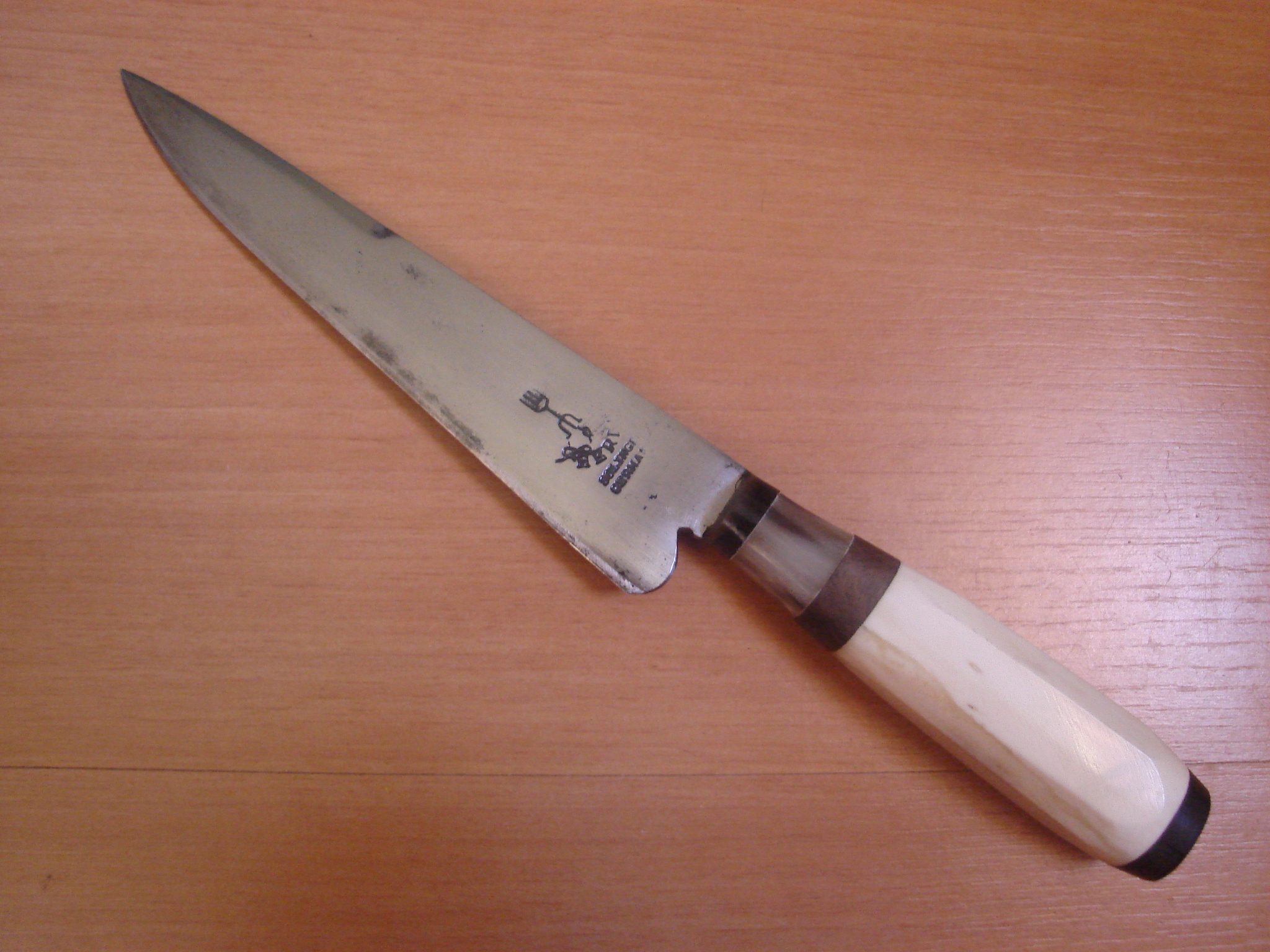 Mulher é esfaqueada em estacionamento de shopping durante assalto 