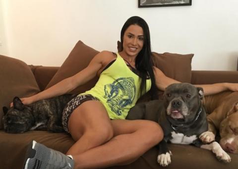 Gracyanne Barbosa posa com micro lingerie transparente ‘Seduza' 