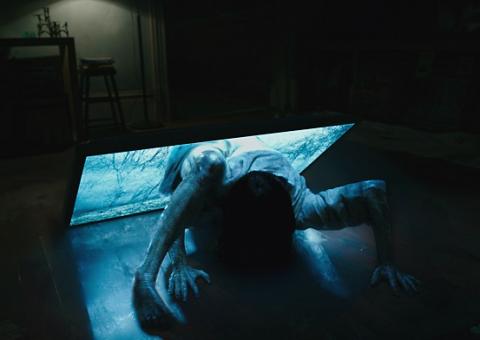 Samara sai da TV em pegadinha hilária de O Chamado 3