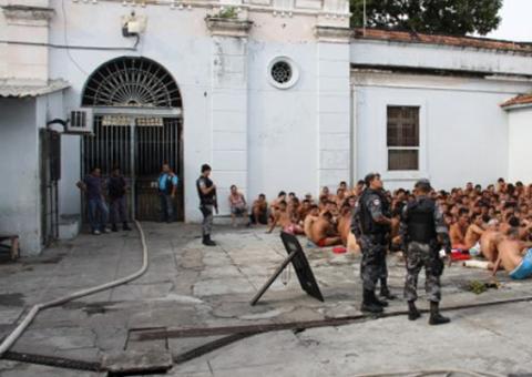 Revista na Vidal Pessoa encontra buraco para fuga e armamento escondido nas celas