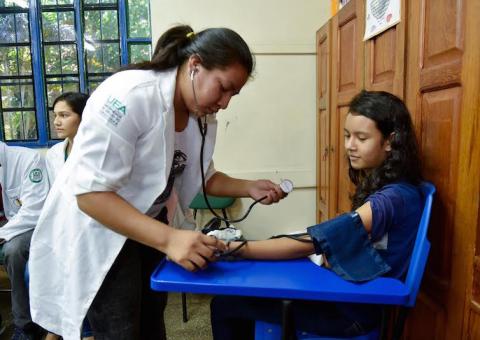 UEA oferece serviços gratuitos de saúde em shopping de Manaus 