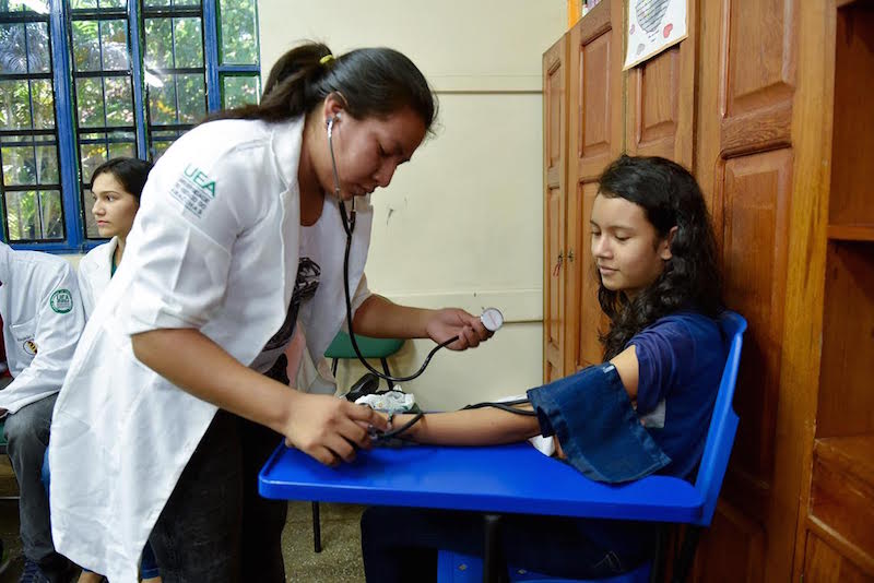 UEA oferece serviços gratuitos de saúde em shopping de Manaus 