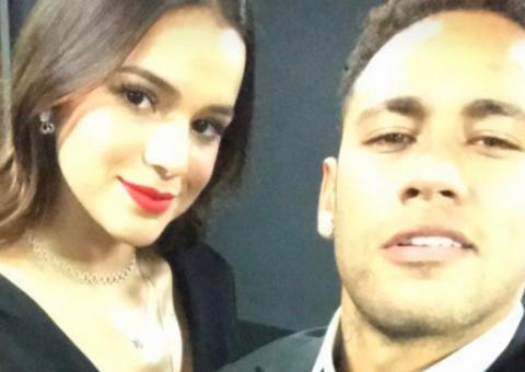 Em jantar com Bruna Marquezine, Neymar mostra garrafa caríssima de vinho e dá o que falar