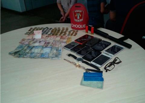 Dupla é presa após assaltar ônibus e fazer passageiros reféns em Manaus